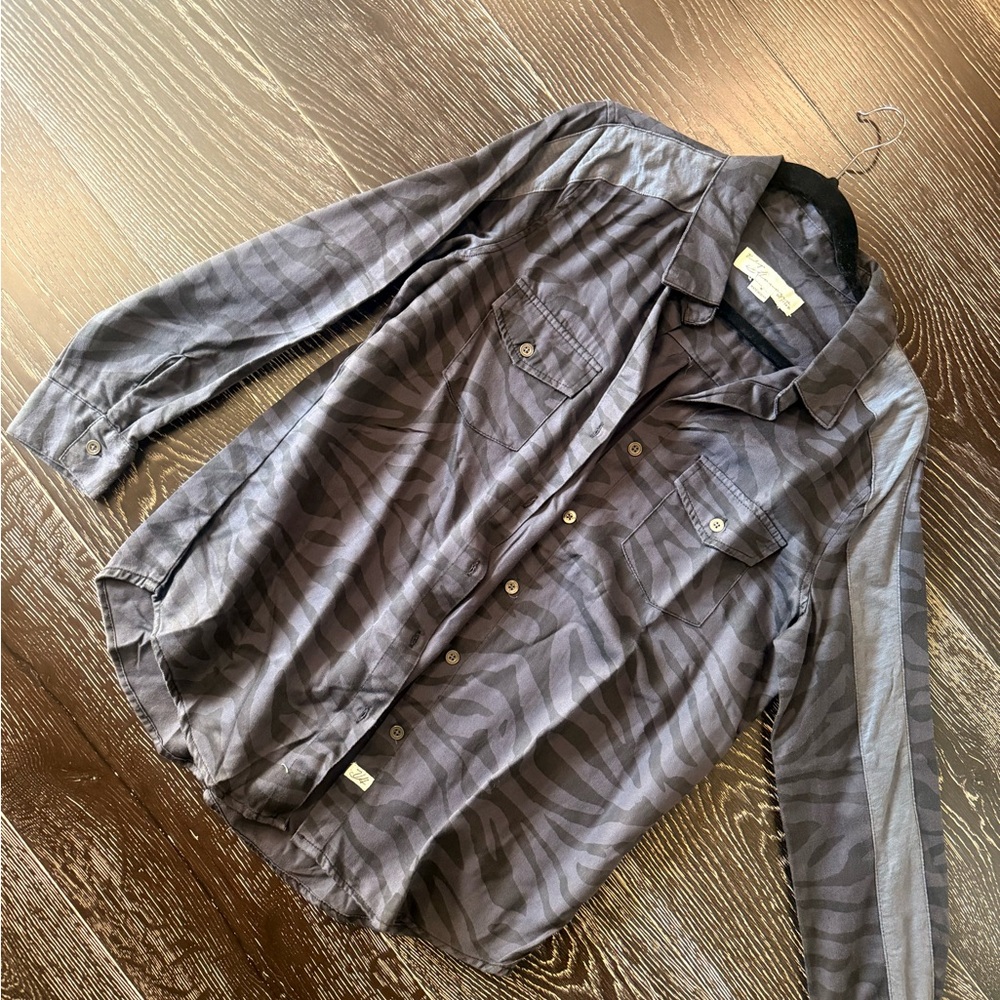Women’s Gray zebra Button-Up size small